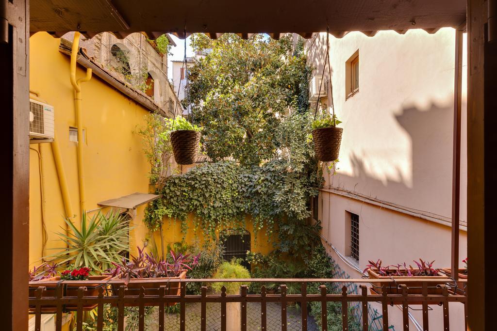 Roman House With Balcony Roma